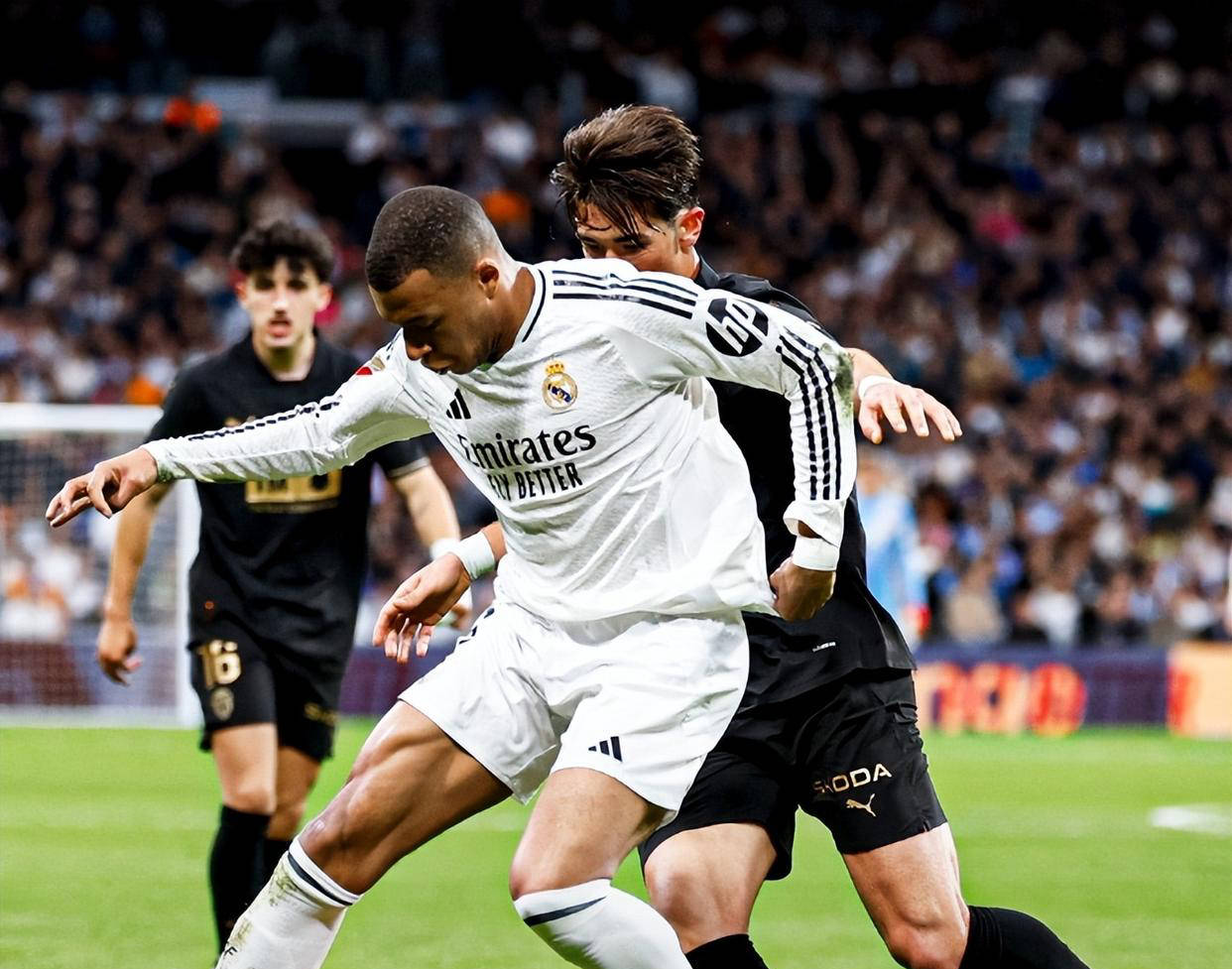 西甲巴萨皇马爆冷失分，领先优势缩小，争冠悬念重燃