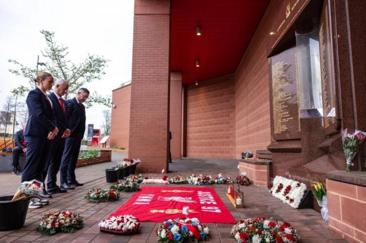 利物浦官方缅怀希尔斯堡惨案遇难者，献上花环、基地降半旗并默哀