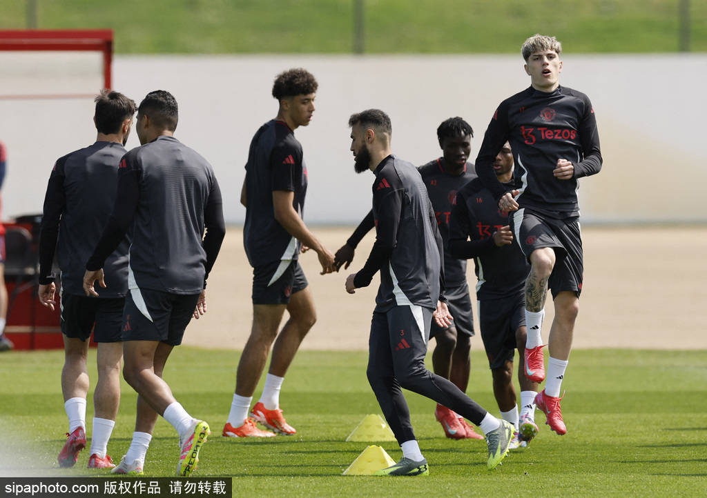 曼联双星陨落！加纳乔梅努从王储变弃子，阿莫林痛下杀手？